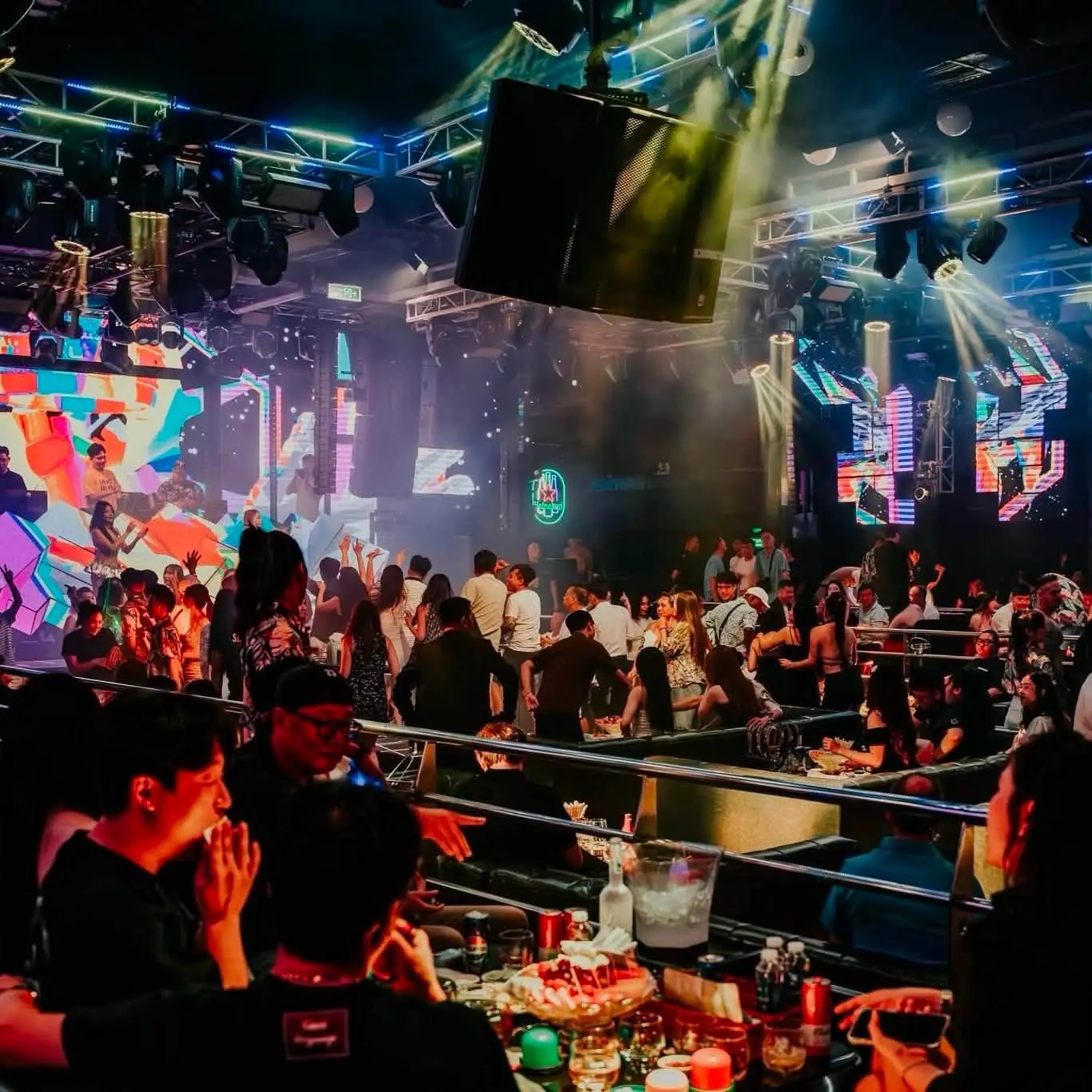 Giàn truss treo loa line array và màn LED nhiều màu phía trên sàn Paradise Club