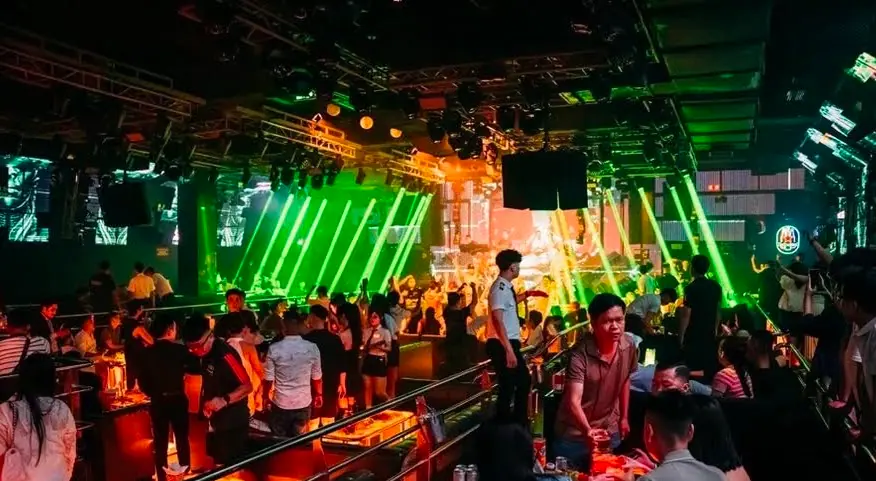 Laser xanh lá quét qua sân khấu và màn LED trong một đêm tại Paradise Club