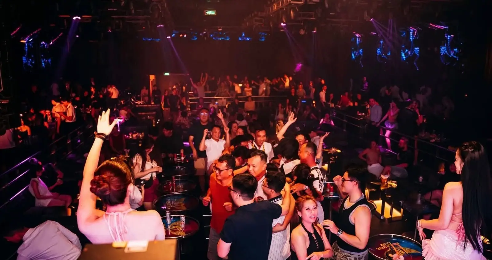 Sàn Paradise Club kín khách dưới ánh đèn tím, nhìn từ khu bàn phía trên