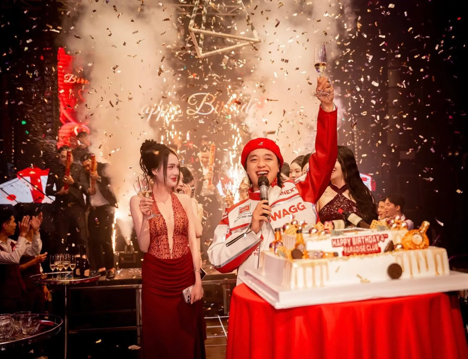 Tiệc mừng sinh nhật 4 năm Paradise Club với mưa pháo giấy, khói CO2 và chữ Happy Birthday