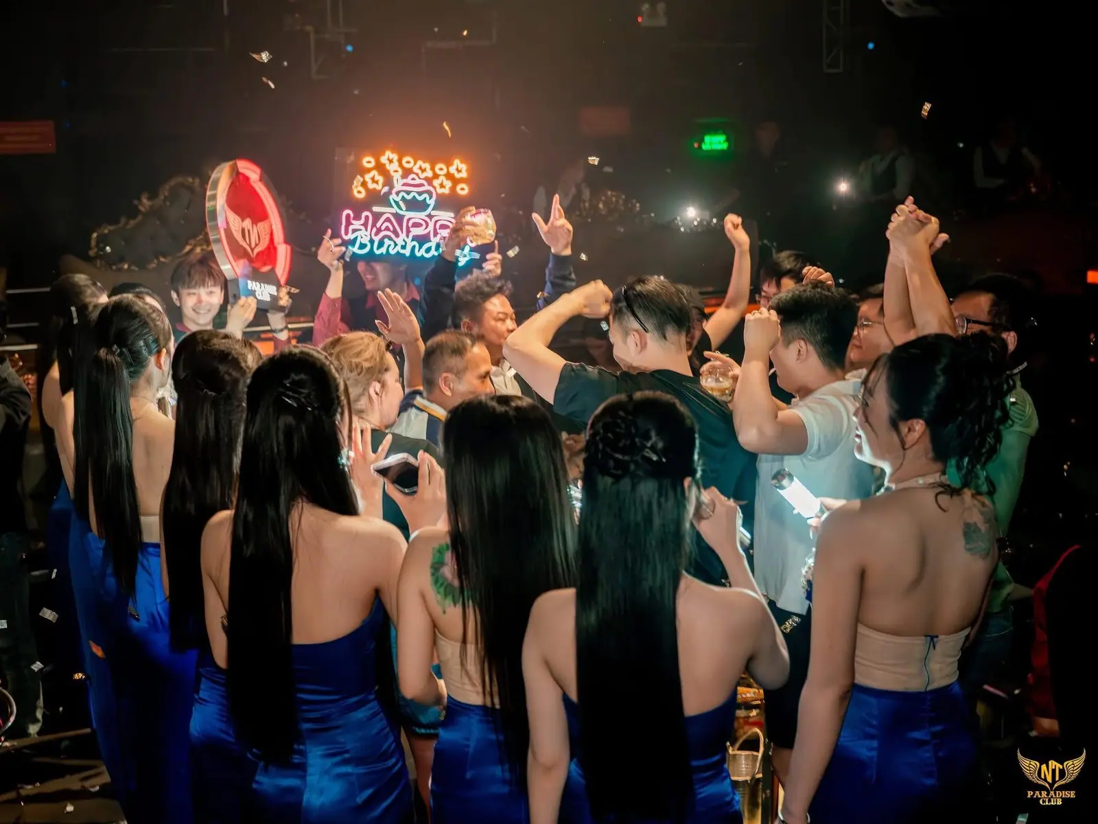 Khách mừng sinh nhật bên biển neon Happy Birthday và mưa pháo giấy tại Paradise Club