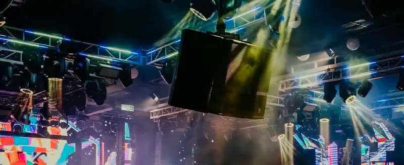 Loa line array treo trên giàn truss cùng màn LED nhiều màu tại Paradise Club