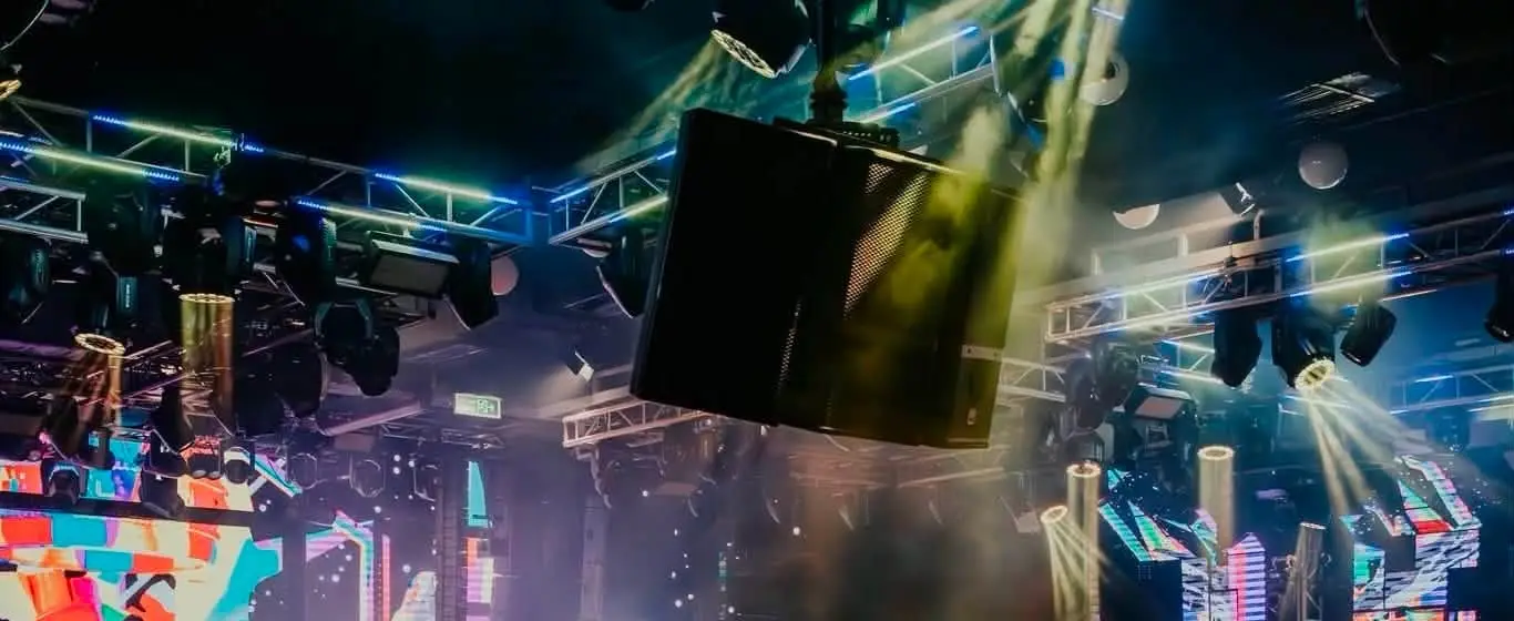 Loa line array treo trên giàn truss cùng màn LED nhiều màu tại Paradise Club
