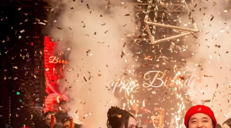 Mưa pháo giấy và khói CO2 bên chữ Happy Birthday trong đêm sinh nhật tại Paradise Club
